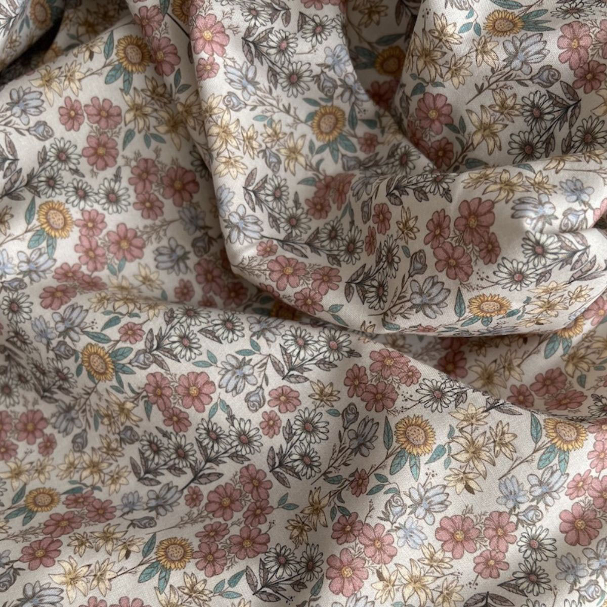 Tissu 100 pourcent coton imprimé Marguerites pour bébé